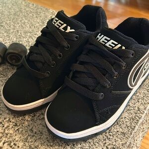 Heely’s kid, size 2, black and white